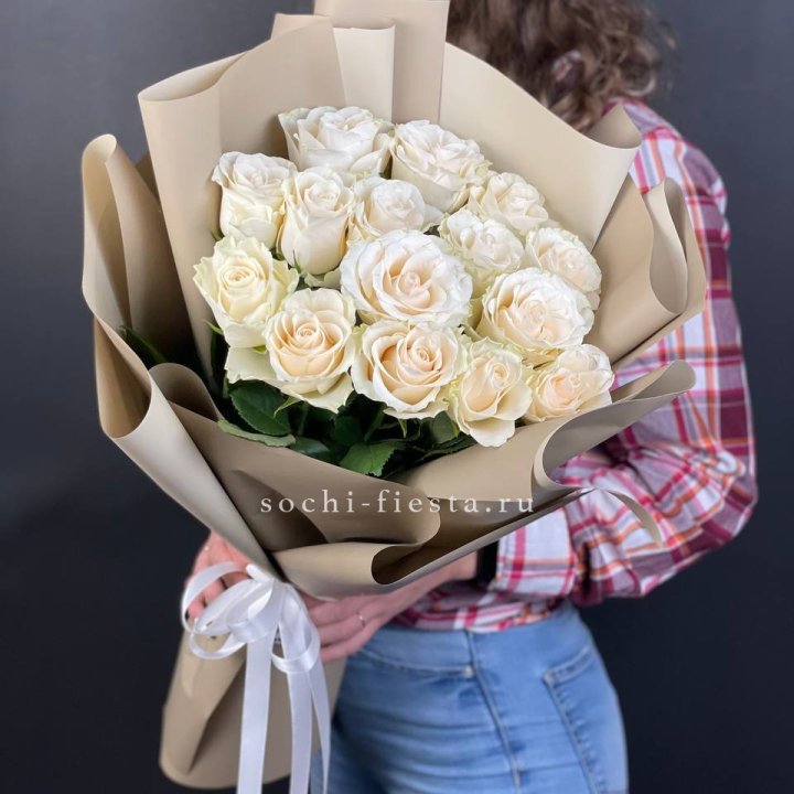 15 белых роз кофе с доставкой в Нижнем Новгороде