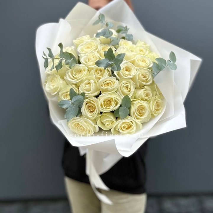 31 белая роза с эвкалиптом в Нижнем Новгороде