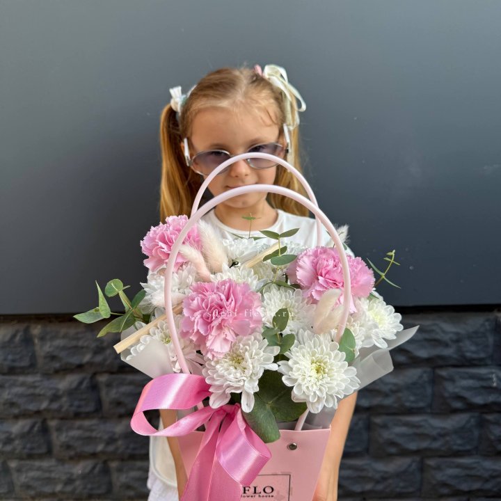 Сумочка из стойких хризантем и диантуса в Сириусе