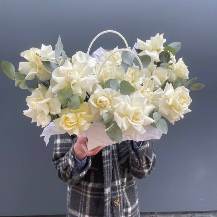 15 белых роз в сумочке в Сириусе