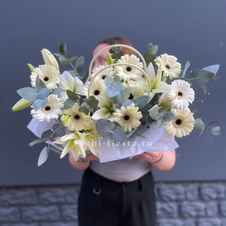 Сумочка лилии и герберы в Сириусе