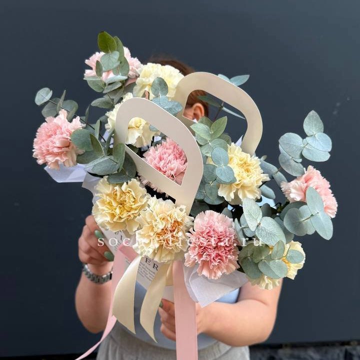 Сумочка из диантусов в Сириусе