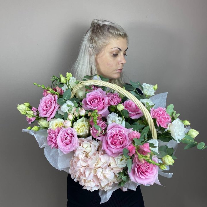 Цветочная корзина № 5 с доставкой в Нижнем Новгороде